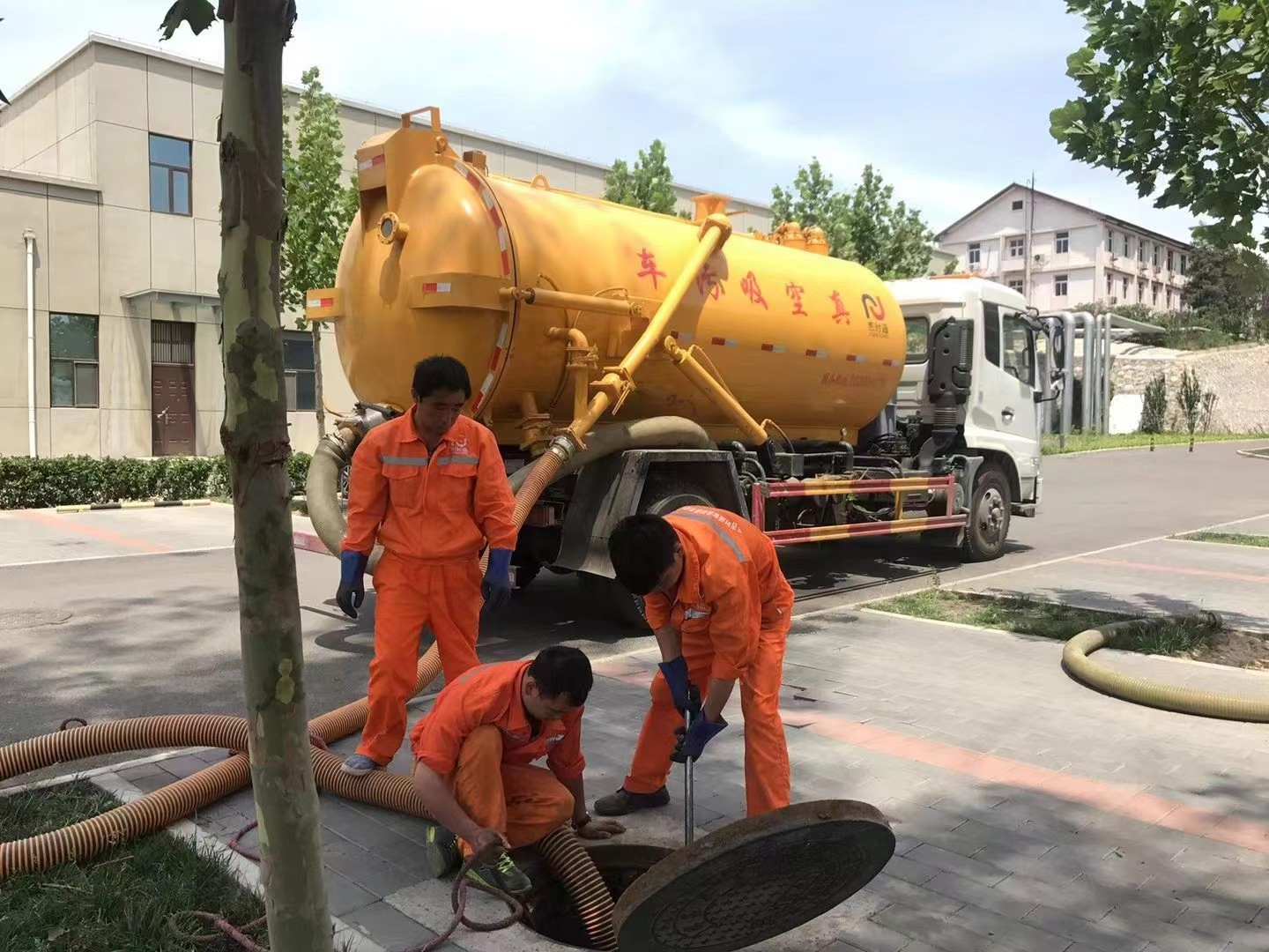 深州管道疏通车停在窨井附近