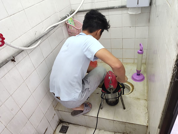 深州肥皂掉到马桶里把马桶堵住了怎么办？马桶堵住了怎么办