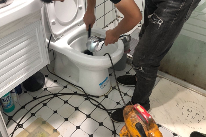 深州马桶堵塞自己疏通还是找师傅?专业上门服务让你省时更省心